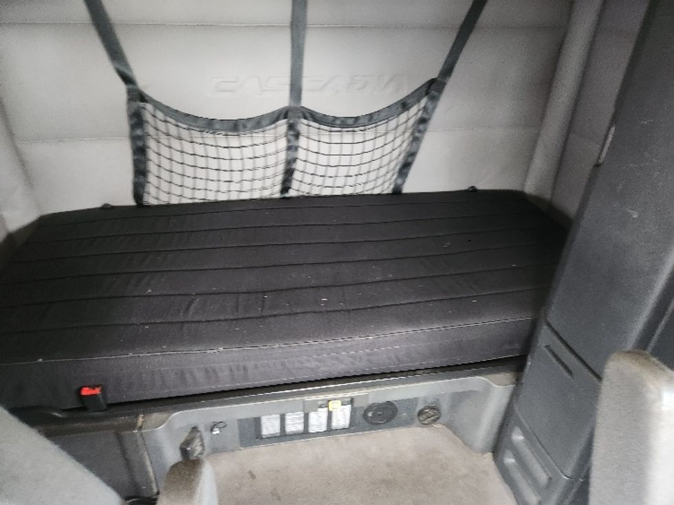 Sleeper Tractor-Heavy Duty Tractors-Freightliner-2019-T11664ST-Chicopee-MA-423,108\n\t\tmiles-$ 52,500 - Image 16