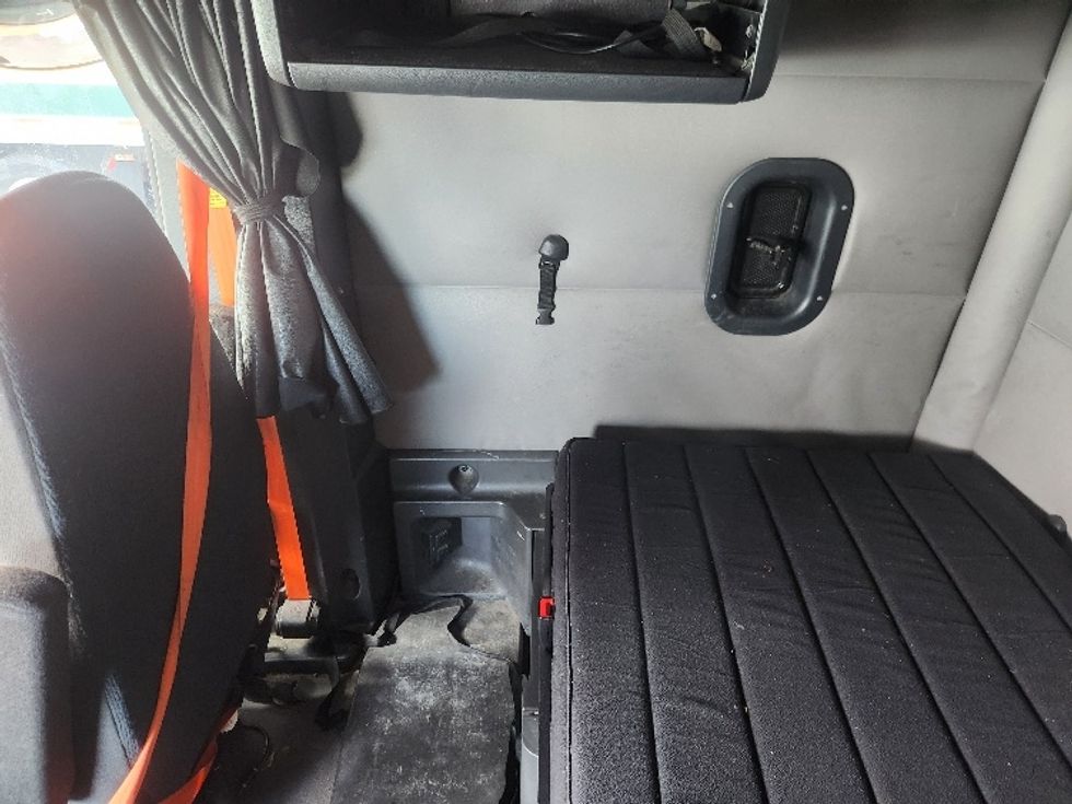 Sleeper Tractor-Heavy Duty Tractors-Freightliner-2019-T11664ST-Chicopee-MA-423,108\n\t\tmiles-$ 52,500 - Image 18