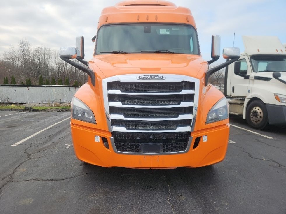 Sleeper Tractor-Heavy Duty Tractors-Freightliner-2019-T11664ST-Chicopee-MA-423,108\n\t\tmiles-$ 52,500 - Image 2