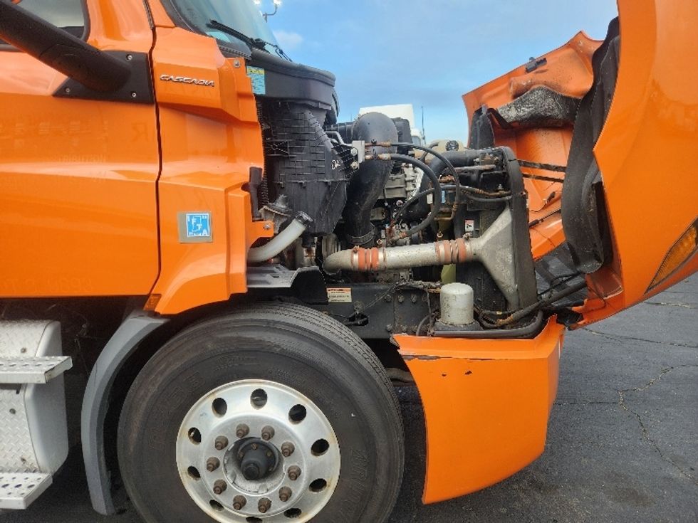 Sleeper Tractor-Heavy Duty Tractors-Freightliner-2019-T11664ST-Chicopee-MA-423,108\n\t\tmiles-$ 52,500 - Image 20