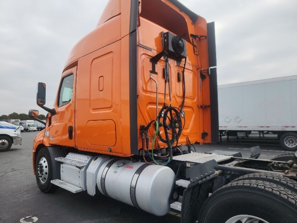 Sleeper Tractor-Heavy Duty Tractors-Freightliner-2019-T11664ST-Chicopee-MA-423,108\n\t\tmiles-$ 52,500 - Image 5