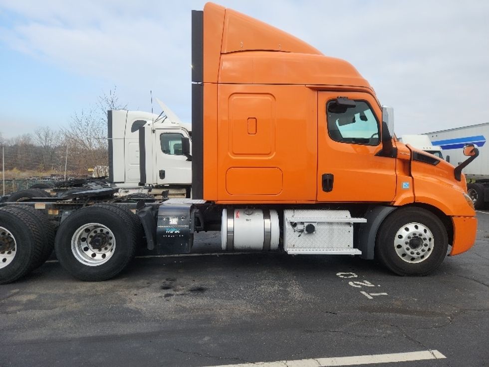 Sleeper Tractor-Heavy Duty Tractors-Freightliner-2019-T11664ST-Chicopee-MA-423,108\n\t\tmiles-$ 52,500 - Image 8