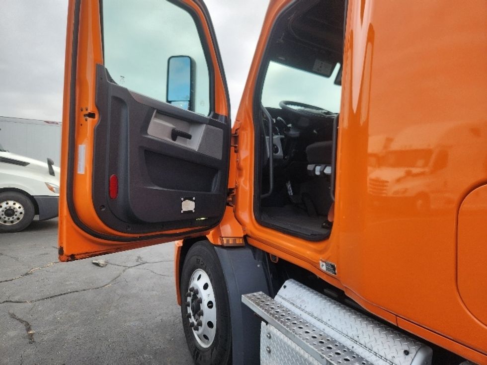 Sleeper Tractor-Heavy Duty Tractors-Freightliner-2019-T11664ST-Chicopee-MA-423,108\n\t\tmiles-$ 52,500 - Image 9