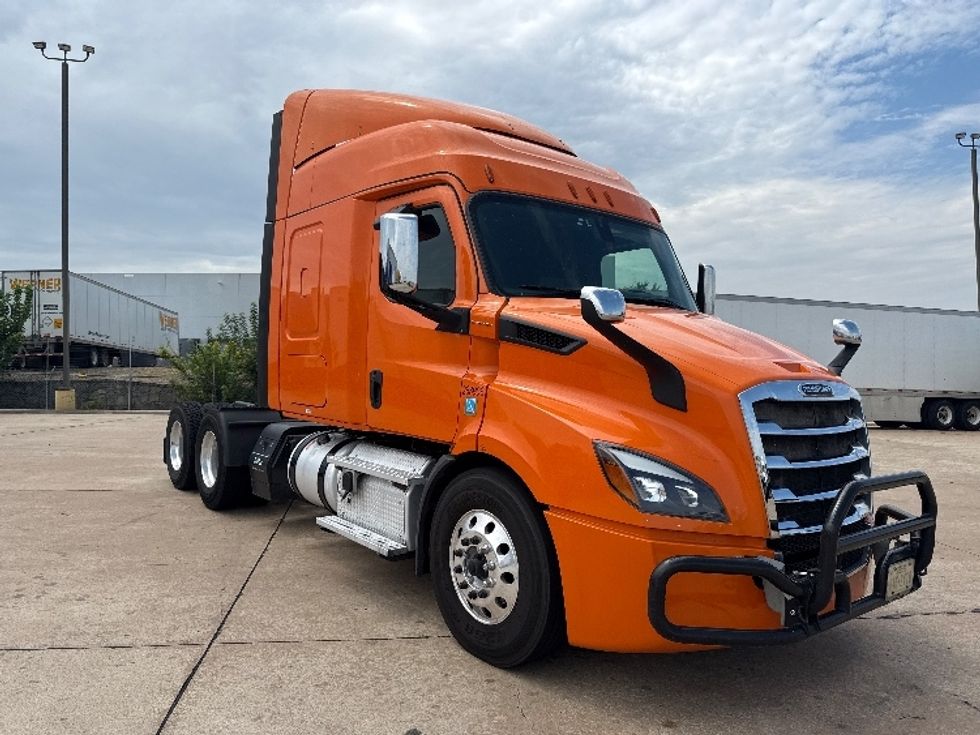 Sleeper Tractor-Heavy Duty Tractors-Freightliner-2019-T11664ST-Grand Prairie-TX-624,195\n\t\tmiles-$ 50,000 - Image 1