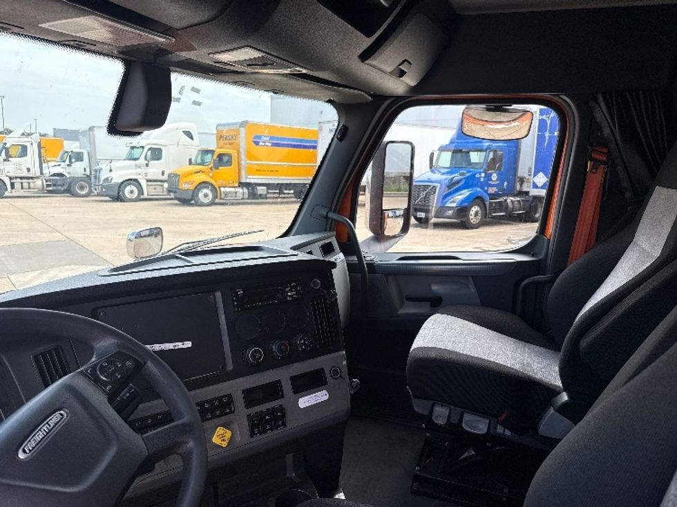 Sleeper Tractor-Heavy Duty Tractors-Freightliner-2019-T11664ST-Grand Prairie-TX-624,195\n\t\tmiles-$ 50,000 - Image 10