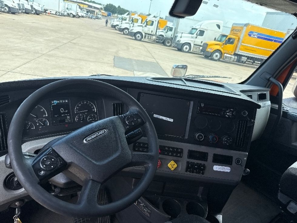 Sleeper Tractor-Heavy Duty Tractors-Freightliner-2019-T11664ST-Grand Prairie-TX-624,195\n\t\tmiles-$ 50,000 - Image 11