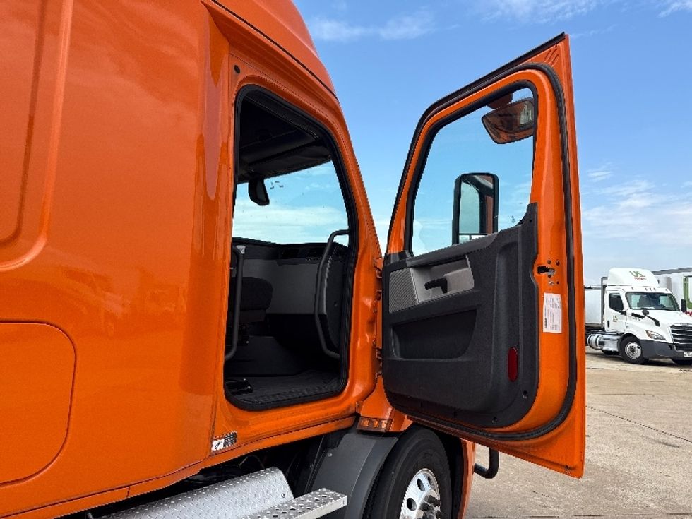 Sleeper Tractor-Heavy Duty Tractors-Freightliner-2019-T11664ST-Grand Prairie-TX-624,195\n\t\tmiles-$ 50,000 - Image 13