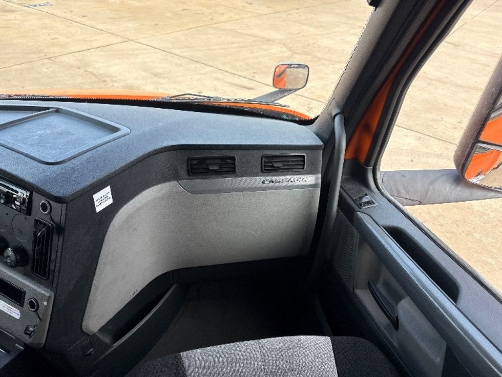 Sleeper Tractor-Heavy Duty Tractors-Freightliner-2019-T11664ST-Grand Prairie-TX-624,195\n\t\tmiles-$ 50,000 - Image 14