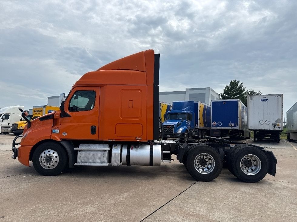 Sleeper Tractor-Heavy Duty Tractors-Freightliner-2019-T11664ST-Grand Prairie-TX-624,195\n\t\tmiles-$ 50,000 - Image 4