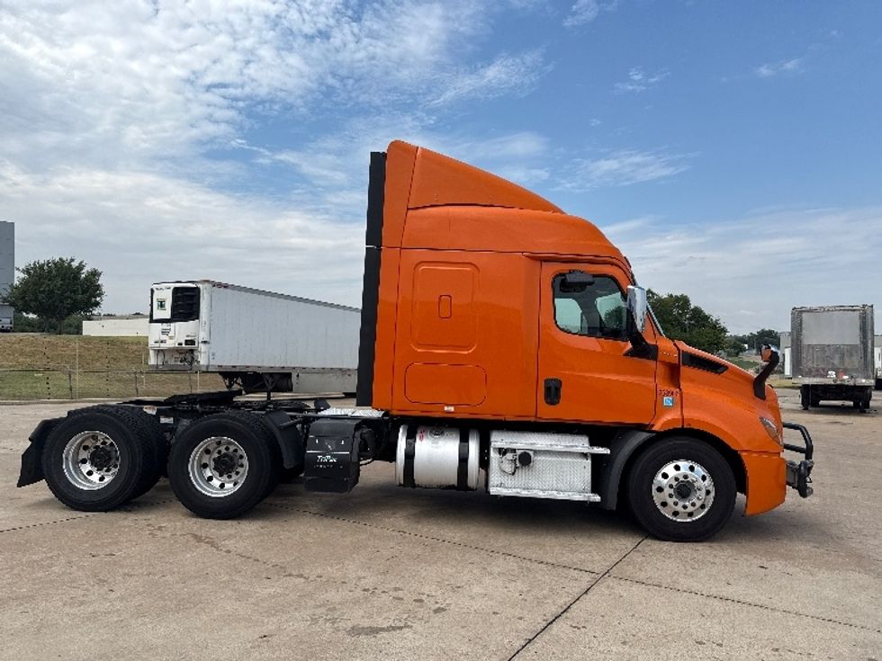 Sleeper Tractor-Heavy Duty Tractors-Freightliner-2019-T11664ST-Grand Prairie-TX-624,195\n\t\tmiles-$ 50,000 - Image 8