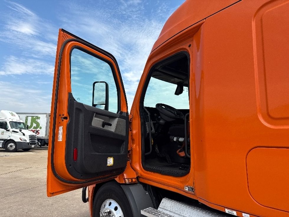 Sleeper Tractor-Heavy Duty Tractors-Freightliner-2019-T11664ST-Grand Prairie-TX-624,195\n\t\tmiles-$ 50,000 - Image 9