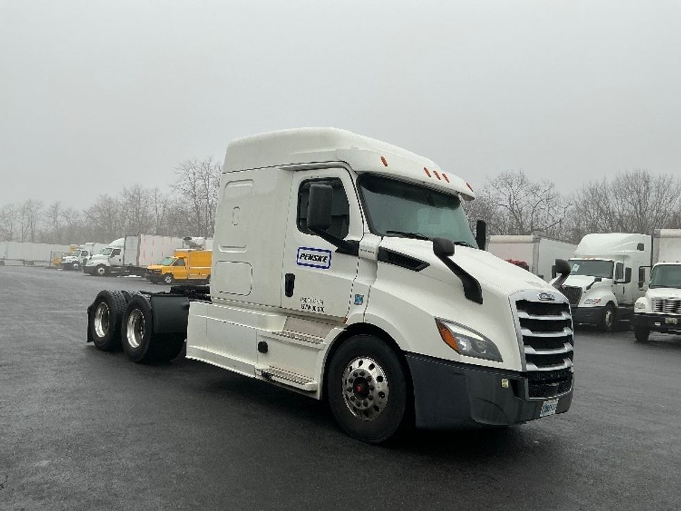 Sleeper Tractor-Heavy Duty Tractors-Freightliner-2019-T11664ST-Harrisburg-PA-227,482\n\t\tmiles-$ 63,500 - Image 1