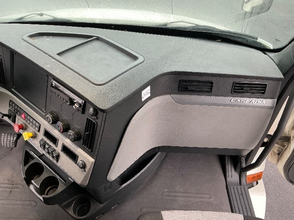 Sleeper Tractor-Heavy Duty Tractors-Freightliner-2019-T11664ST-Harrisburg-PA-227,482\n\t\tmiles-$ 63,500 - Image 14