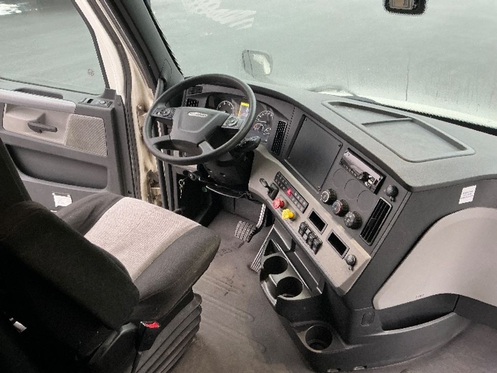 Sleeper Tractor-Heavy Duty Tractors-Freightliner-2019-T11664ST-Harrisburg-PA-227,482\n\t\tmiles-$ 63,500 - Image 15
