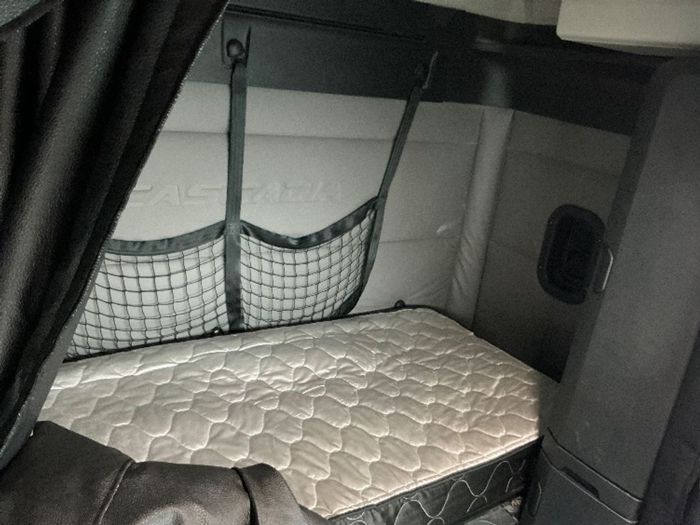 Sleeper Tractor-Heavy Duty Tractors-Freightliner-2019-T11664ST-Harrisburg-PA-227,482\n\t\tmiles-$ 63,500 - Image 16