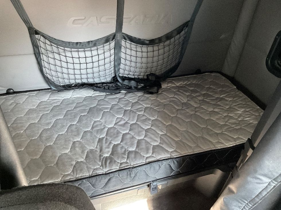 Sleeper Tractor-Heavy Duty Tractors-Freightliner-2019-T11664ST-Harrisburg-PA-227,482\n\t\tmiles-$ 63,500 - Image 17