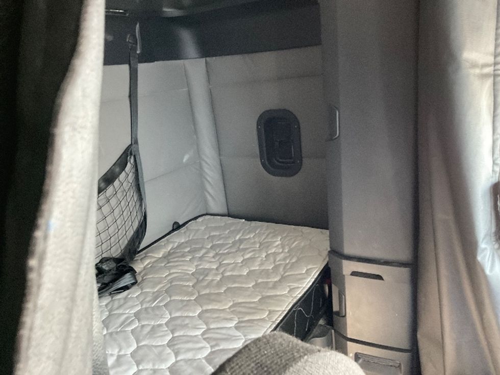 Sleeper Tractor-Heavy Duty Tractors-Freightliner-2019-T11664ST-Harrisburg-PA-227,482\n\t\tmiles-$ 63,500 - Image 18