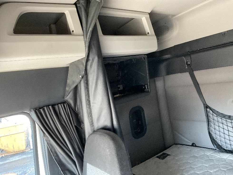 Sleeper Tractor-Heavy Duty Tractors-Freightliner-2019-T11664ST-Harrisburg-PA-227,482\n\t\tmiles-$ 63,500 - Image 19