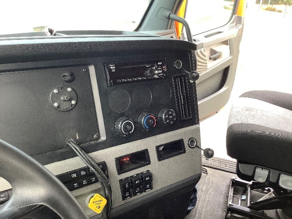 Sleeper Tractor-Heavy Duty Tractors-Freightliner-2019-T11664ST-Lacey-WA-355,119\n\t\tmiles-$ 68,750 - Image 12