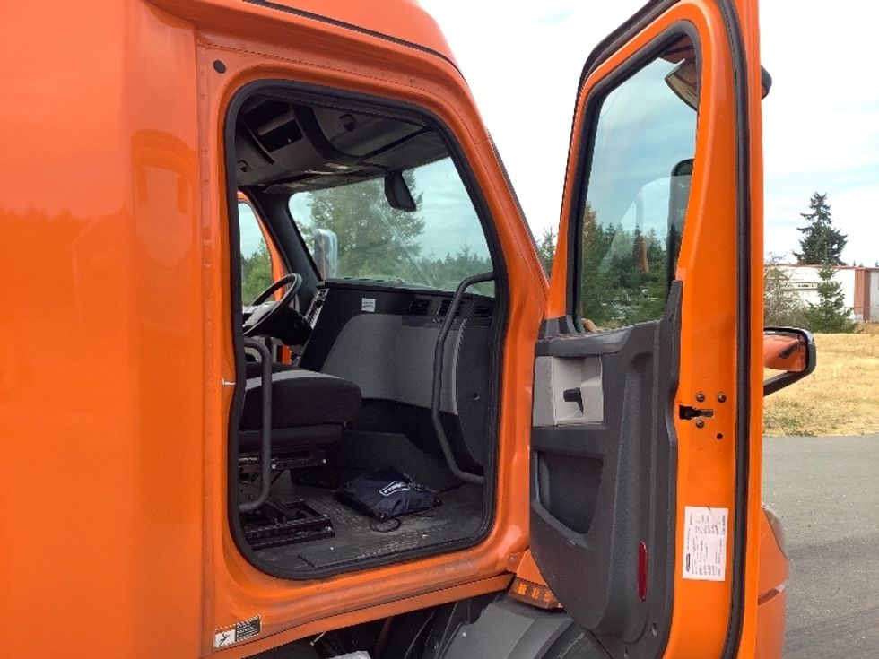 Sleeper Tractor-Heavy Duty Tractors-Freightliner-2019-T11664ST-Lacey-WA-355,119\n\t\tmiles-$ 68,750 - Image 13