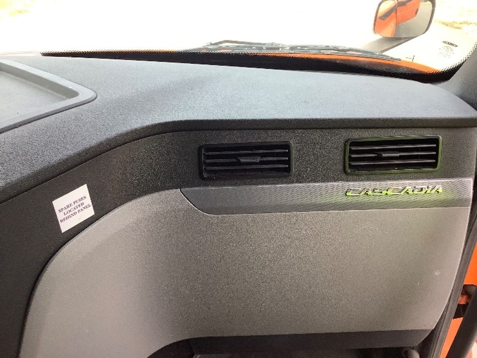 Sleeper Tractor-Heavy Duty Tractors-Freightliner-2019-T11664ST-Lacey-WA-355,119\n\t\tmiles-$ 68,750 - Image 14