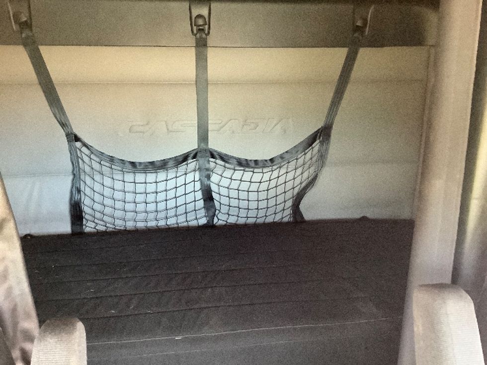 Sleeper Tractor-Heavy Duty Tractors-Freightliner-2019-T11664ST-Lacey-WA-355,119\n\t\tmiles-$ 68,750 - Image 15