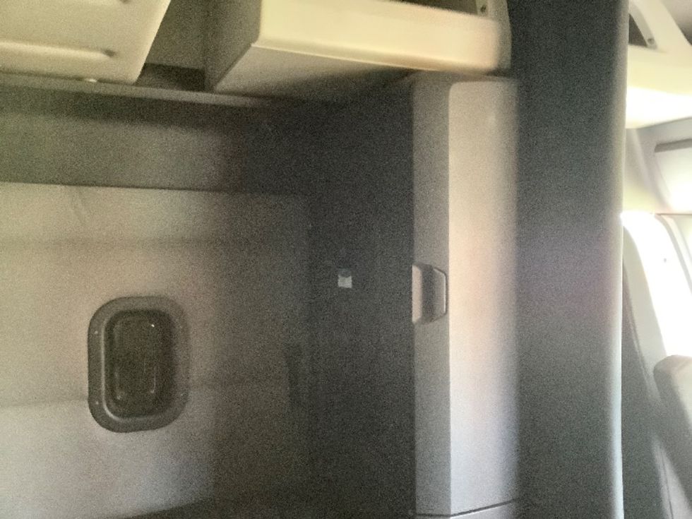 Sleeper Tractor-Heavy Duty Tractors-Freightliner-2019-T11664ST-Lacey-WA-355,119\n\t\tmiles-$ 68,750 - Image 17