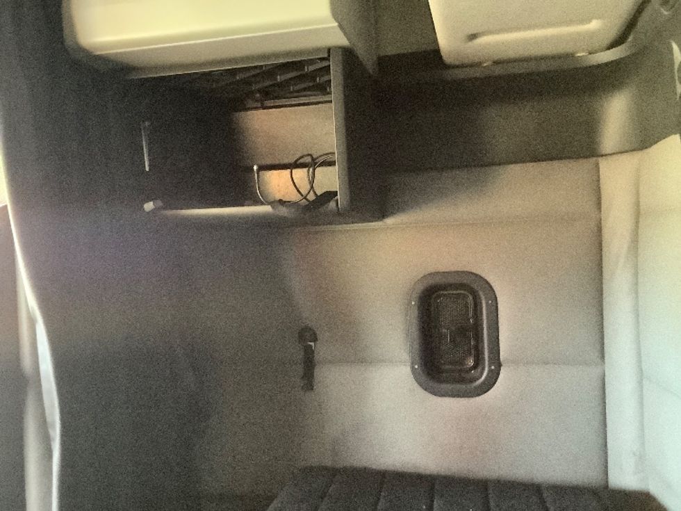 Sleeper Tractor-Heavy Duty Tractors-Freightliner-2019-T11664ST-Lacey-WA-355,119\n\t\tmiles-$ 68,750 - Image 18