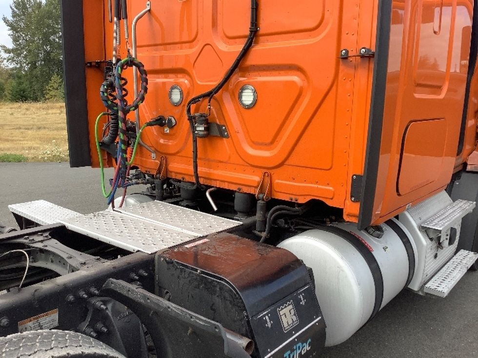 Sleeper Tractor-Heavy Duty Tractors-Freightliner-2019-T11664ST-Lacey-WA-355,119\n\t\tmiles-$ 68,750 - Image 21
