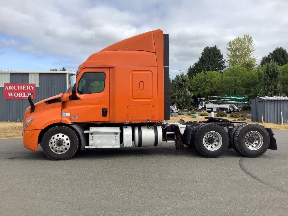 Sleeper Tractor-Heavy Duty Tractors-Freightliner-2019-T11664ST-Lacey-WA-355,119\n\t\tmiles-$ 68,750 - Image 4