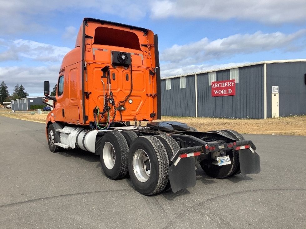 Sleeper Tractor-Heavy Duty Tractors-Freightliner-2019-T11664ST-Lacey-WA-355,119\n\t\tmiles-$ 68,750 - Image 5