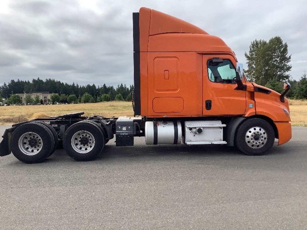 Sleeper Tractor-Heavy Duty Tractors-Freightliner-2019-T11664ST-Lacey-WA-355,119\n\t\tmiles-$ 68,750 - Image 8