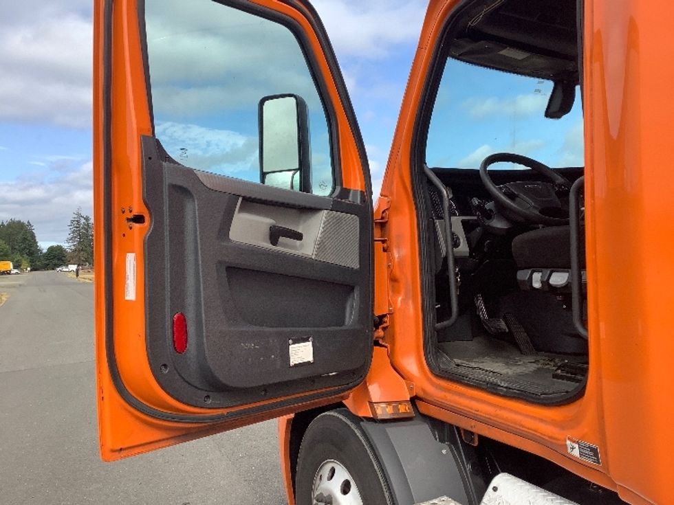 Sleeper Tractor-Heavy Duty Tractors-Freightliner-2019-T11664ST-Lacey-WA-355,119\n\t\tmiles-$ 68,750 - Image 9