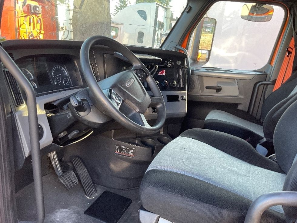 Sleeper Tractor-Heavy Duty Tractors-Freightliner-2019-T11664ST-Lacey-WA-382,506\n\t\tmiles-$ 67,000 - Image 11