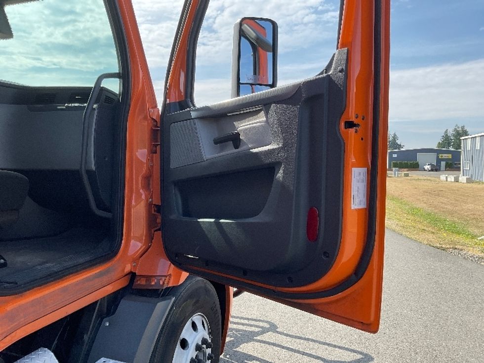 Sleeper Tractor-Heavy Duty Tractors-Freightliner-2019-T11664ST-Lacey-WA-382,506\n\t\tmiles-$ 67,000 - Image 13
