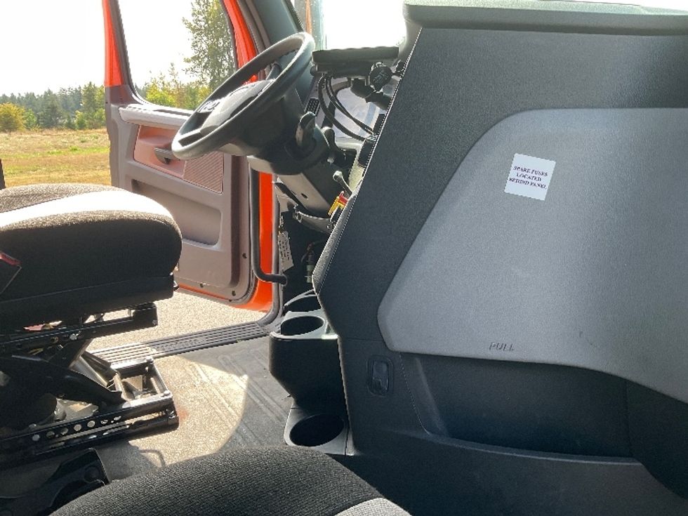 Sleeper Tractor-Heavy Duty Tractors-Freightliner-2019-T11664ST-Lacey-WA-382,506\n\t\tmiles-$ 67,000 - Image 15