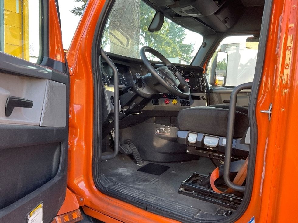 Sleeper Tractor-Heavy Duty Tractors-Freightliner-2019-T11664ST-Lacey-WA-382,506\n\t\tmiles-$ 67,000 - Image 9