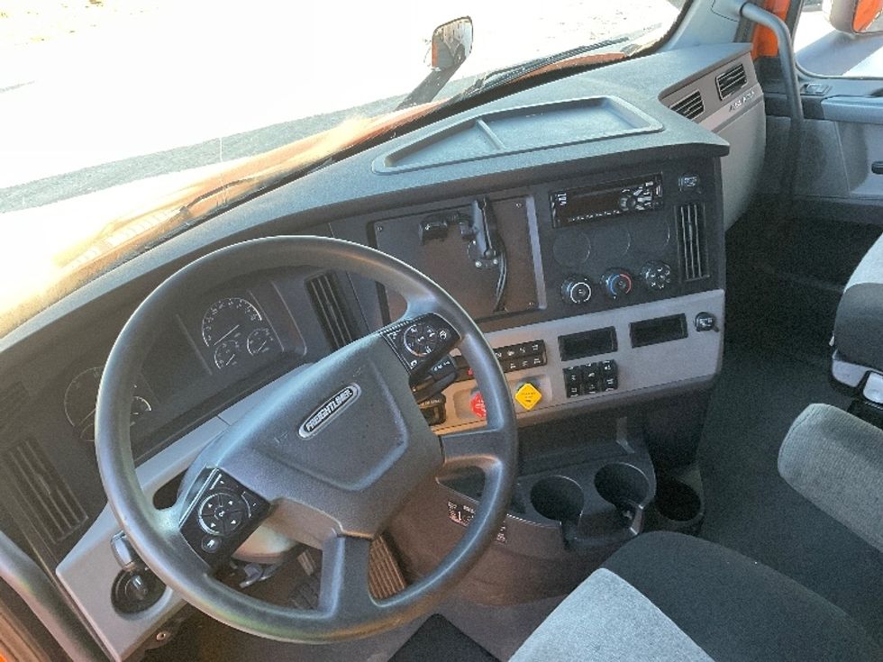 Sleeper Tractor-Heavy Duty Tractors-Freightliner-2019-T11664ST-Lacey-WA-388,895\n\t\tmiles-$ 66,750 - Image 11