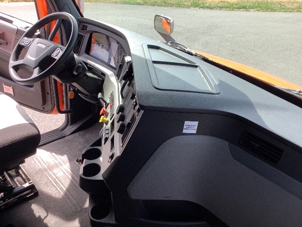 Sleeper Tractor-Heavy Duty Tractors-Freightliner-2019-T11664ST-Lacey-WA-388,895\n\t\tmiles-$ 66,750 - Image 15