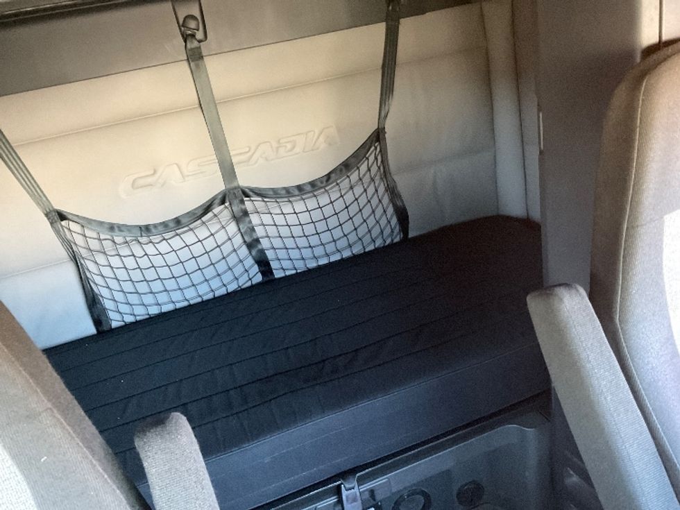 Sleeper Tractor-Heavy Duty Tractors-Freightliner-2019-T11664ST-Lacey-WA-388,895\n\t\tmiles-$ 66,750 - Image 16