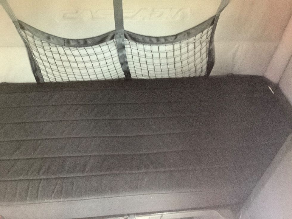 Sleeper Tractor-Heavy Duty Tractors-Freightliner-2019-T11664ST-Lacey-WA-388,895\n\t\tmiles-$ 66,750 - Image 17