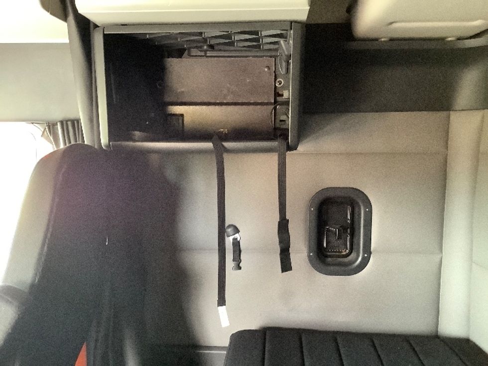 Sleeper Tractor-Heavy Duty Tractors-Freightliner-2019-T11664ST-Lacey-WA-388,895\n\t\tmiles-$ 66,750 - Image 19