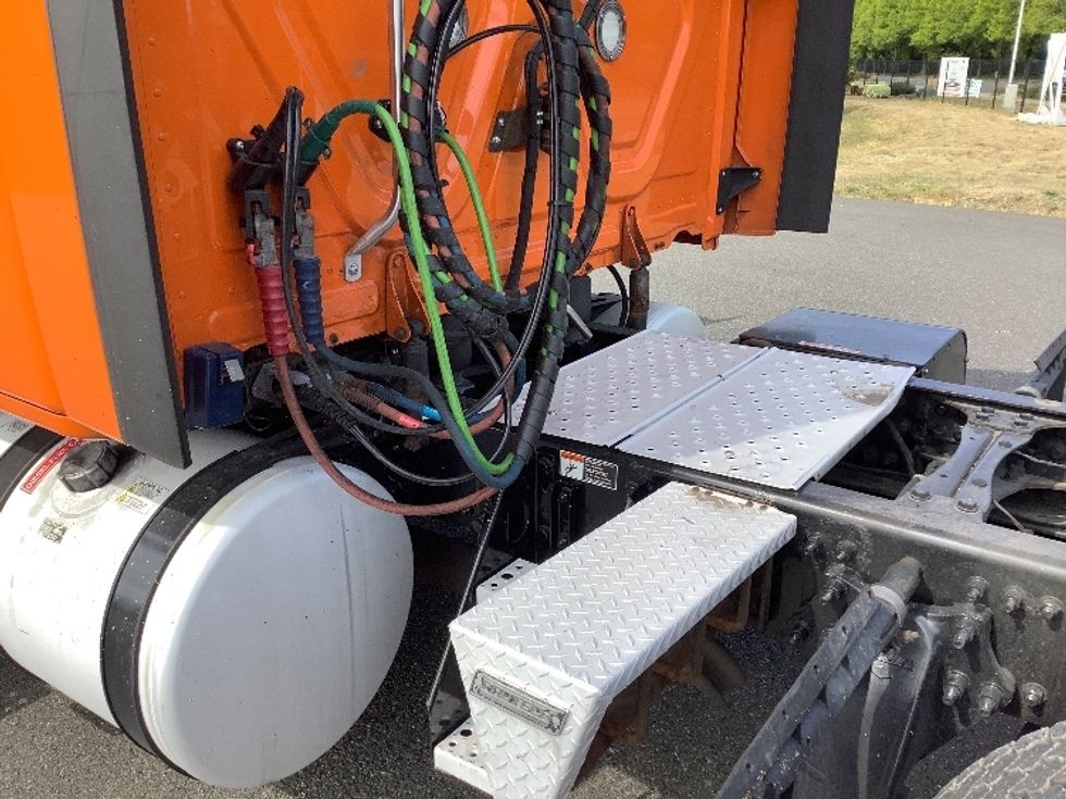 Sleeper Tractor-Heavy Duty Tractors-Freightliner-2019-T11664ST-Lacey-WA-388,895\n\t\tmiles-$ 66,750 - Image 23