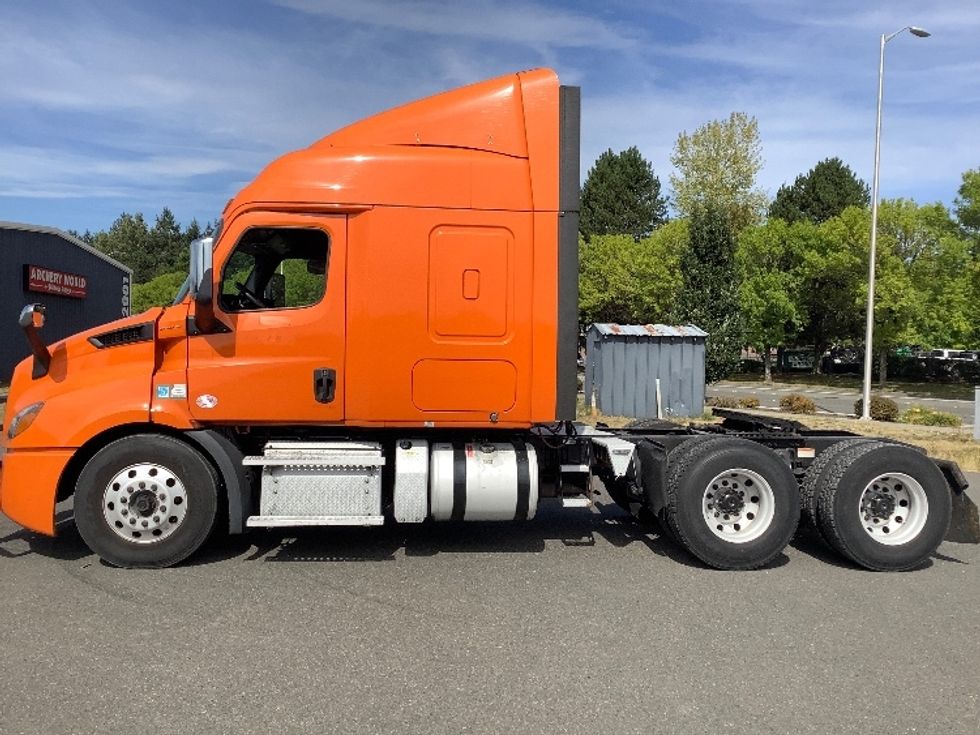 Sleeper Tractor-Heavy Duty Tractors-Freightliner-2019-T11664ST-Lacey-WA-388,895\n\t\tmiles-$ 66,750 - Image 4