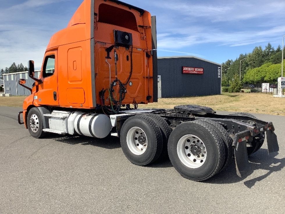 Sleeper Tractor-Heavy Duty Tractors-Freightliner-2019-T11664ST-Lacey-WA-388,895\n\t\tmiles-$ 66,750 - Image 5