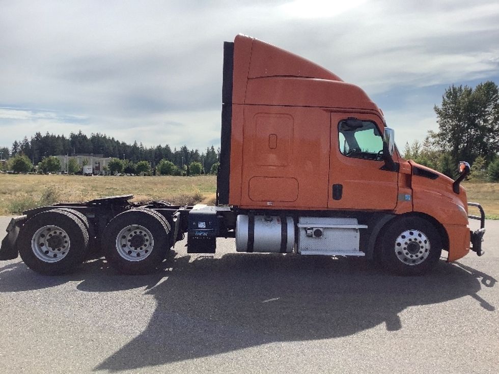 Sleeper Tractor-Heavy Duty Tractors-Freightliner-2019-T11664ST-Lacey-WA-388,895\n\t\tmiles-$ 66,750 - Image 8