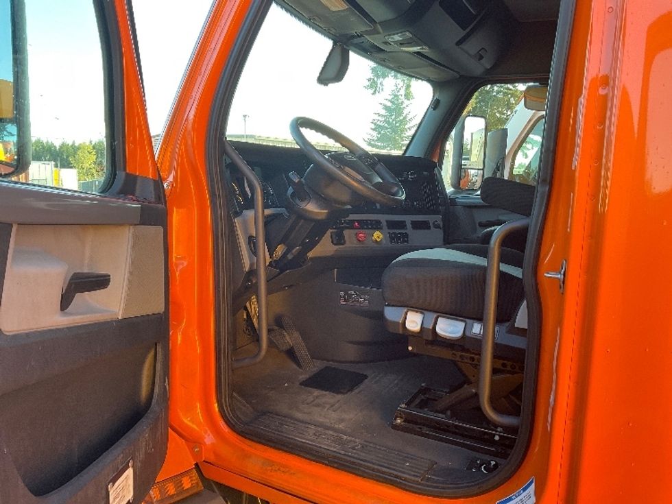 Sleeper Tractor-Heavy Duty Tractors-Freightliner-2019-T11664ST-Lacey-WA-388,895\n\t\tmiles-$ 66,750 - Image 9