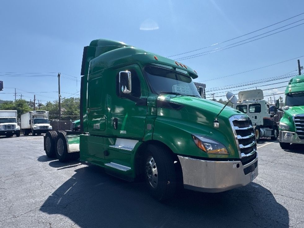 Sleeper Tractor-Heavy Duty Tractors-Freightliner-2019-T11664ST-North Bergen-NJ-299,221\n\t\tmiles-$ 65,000 - Image 1
