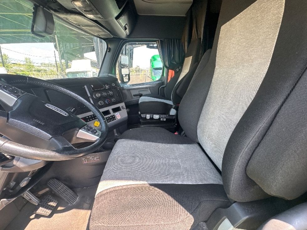 Sleeper Tractor-Heavy Duty Tractors-Freightliner-2019-T11664ST-North Bergen-NJ-299,221\n\t\tmiles-$ 65,000 - Image 10