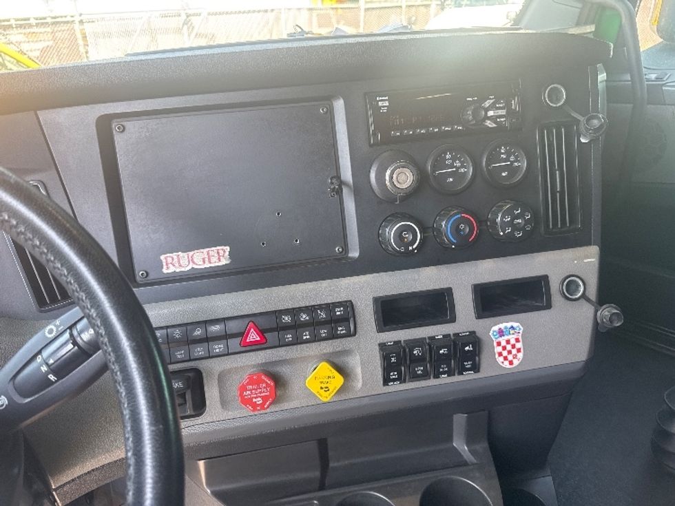Sleeper Tractor-Heavy Duty Tractors-Freightliner-2019-T11664ST-North Bergen-NJ-299,221\n\t\tmiles-$ 65,000 - Image 12